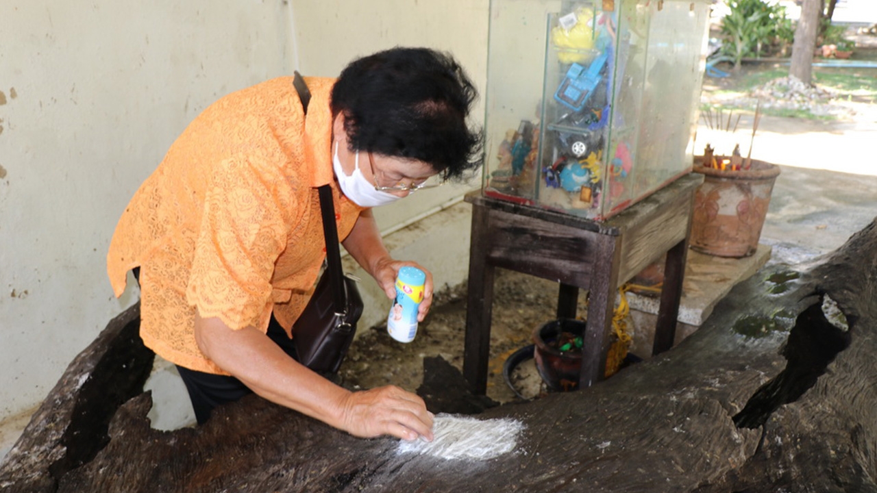 คอหวยเฮ 7 งวดซ้อน ขอเลขเด็ด "แม่ตะเคียนทอง" หน้าวิหารวัดดังอ่างทอง