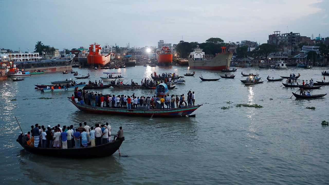 สลด เรือชนกันล่มกลางแม่น้ำบังกลาเทศ พบแล้ว 32 ศพหายอีกนับสิบ