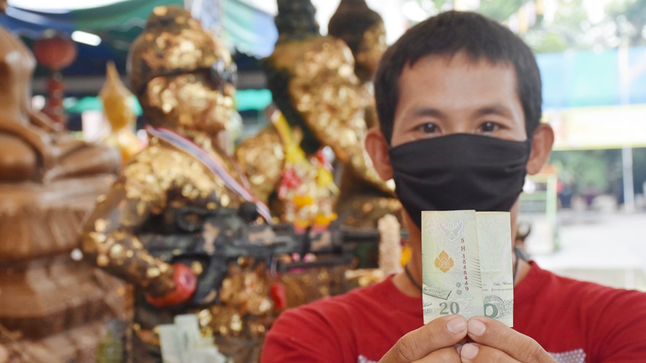 เซียนหวยมาขอโชค "กุมารทองจุกดำ" ไม่ผิดหวังได้ "เลขเด็ด" กลับไปลุ้นรวย