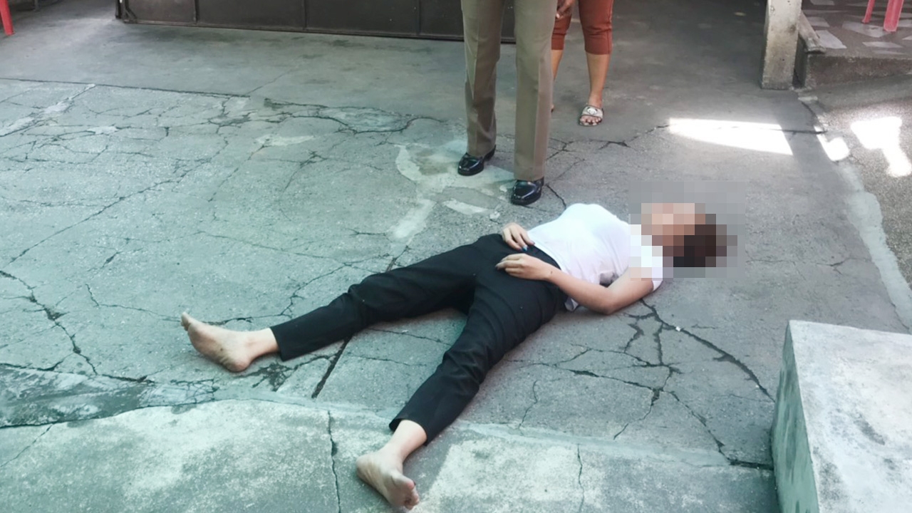 สาวคลั่งหนุ่มทิ้ง แก้ผ้าวิ่งรอบวัด หิ้วขึ้นโรงพัก โดดปล้ำผู้ช่วย ตร.