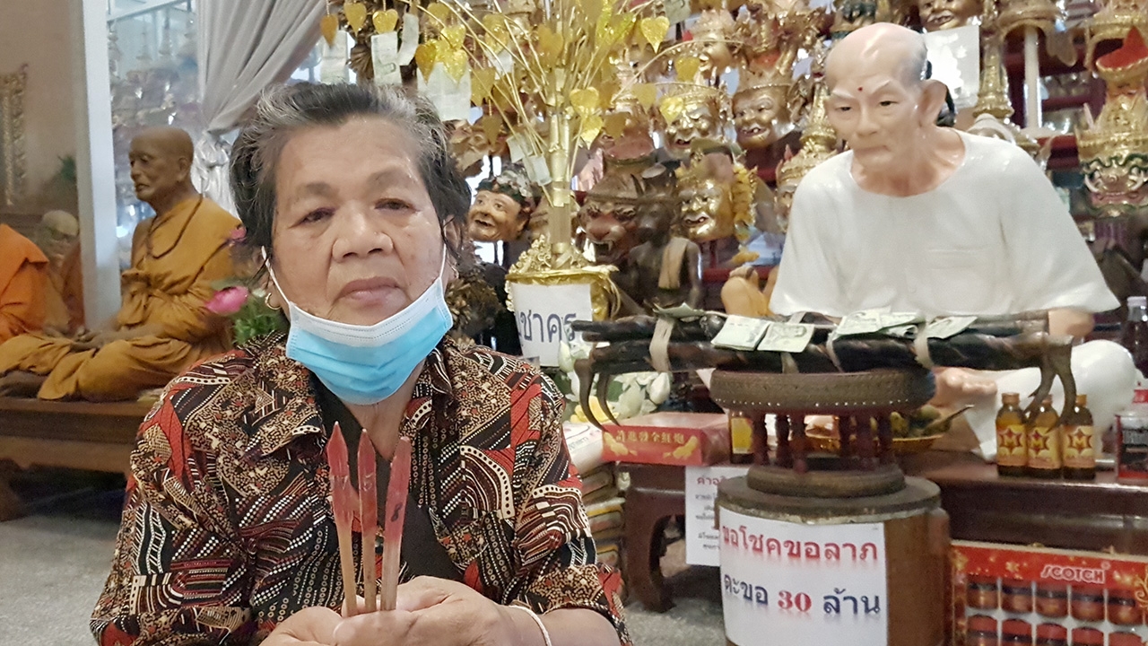 เซียนหวยมาขอ "เลขเด็ด" หุ่นปั้นยี่กอฮง ไม่ผิดหวัง ได้เลขกลับไปลุ้นโชค