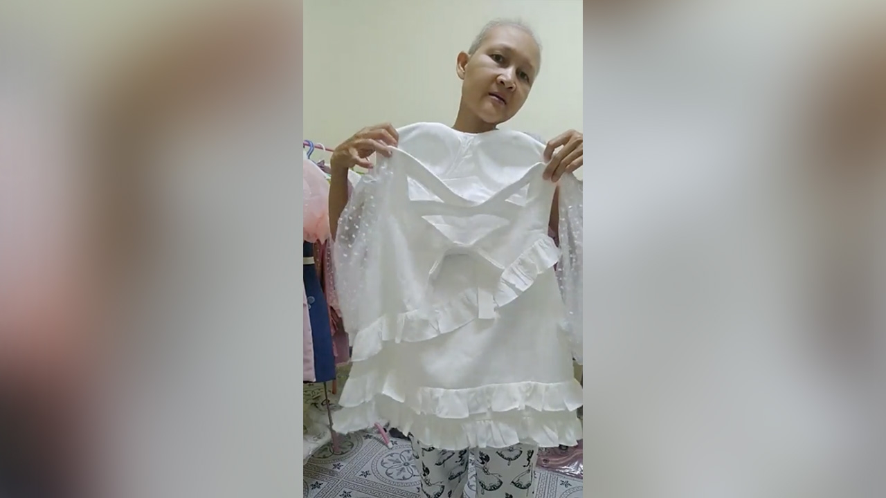 โซเชียลช่วยอุดหนุน สาวป่วยมะเร็งระยะ 3 ไลฟ์สด ขายเสื้อผ้า หาเงินรักษาตัว