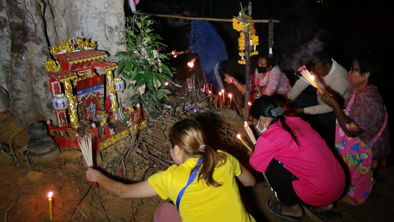 ถูกหวย 3 งวดติด ส่อง "เลขเด็ด" ขันน้ำมนต์หมอเริง ทำพิธีต้นโพธิ์เฮี้ยน