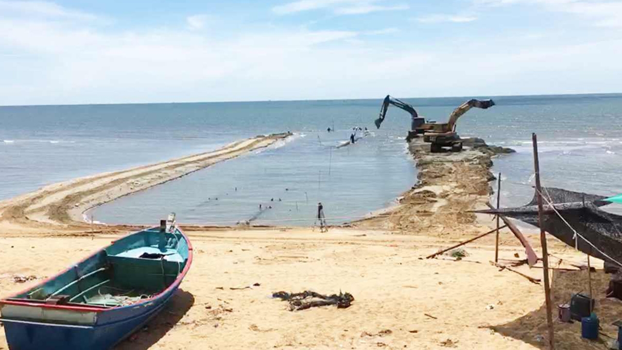 ชาวบ้านสงสัย ทำได้หรือ! ขุดทรายวางท่อ สูบน้ำทะเลใส่บ่อกุ้ง 