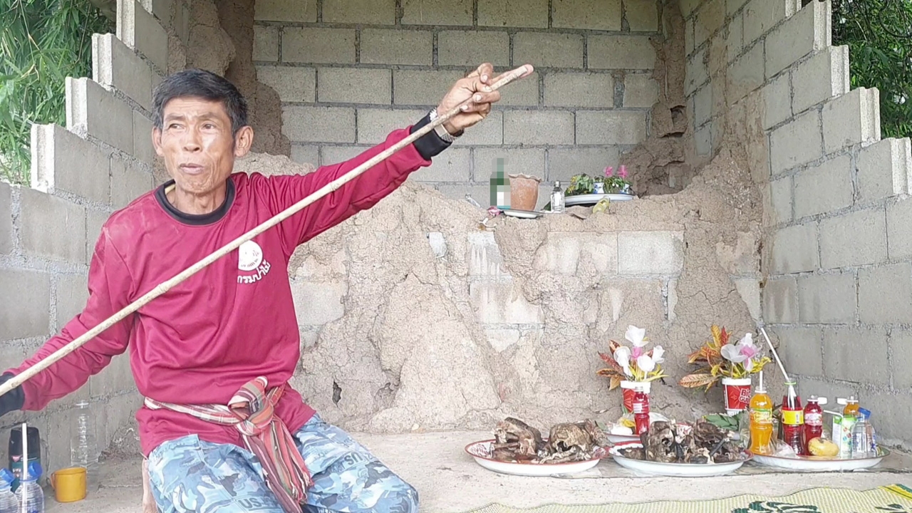 คอหวยทำพิธีขอ "เลขเด็ด" เจ้าพ่อน้ำออกรูได้ 3 ตัว ตามหาลอตเตอรี่หมดแล้ว