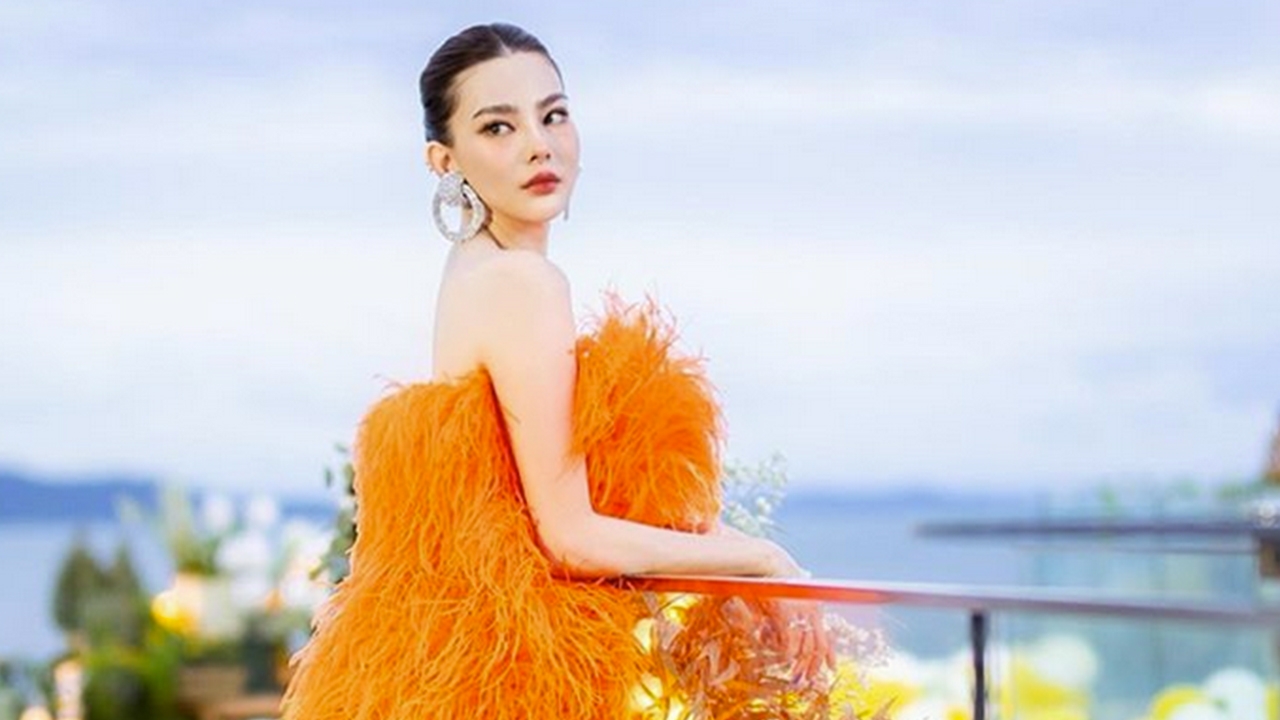 "ดิว อริสรา" ฉลองวัยสาวสะพรั่งปีนี้สุดแซ่บ ใส่ชุดเดรสสีส้มสวยเด่น