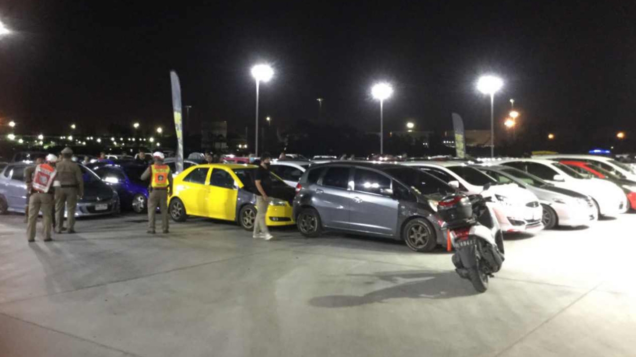 รวบยกแก๊ง รถซิ่งปทุม-กทม. 97 คัน 146 คน ไลฟ์สดนัดมีตติ้งในปั๊ม