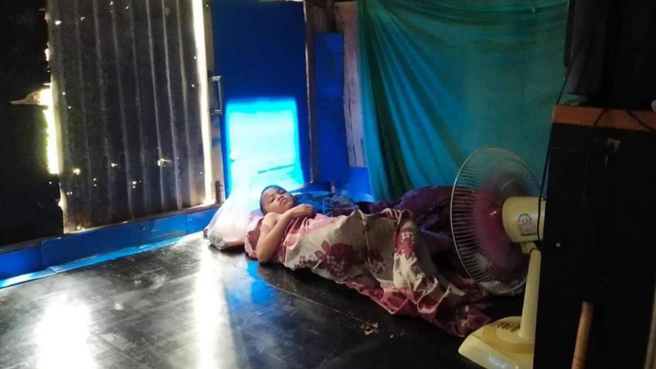 น่าสงสาร หนุ่มน้อย 10 ขวบ อยู่คนเดียวในแคมป์คนงานหลังพ่อถูกจับ 