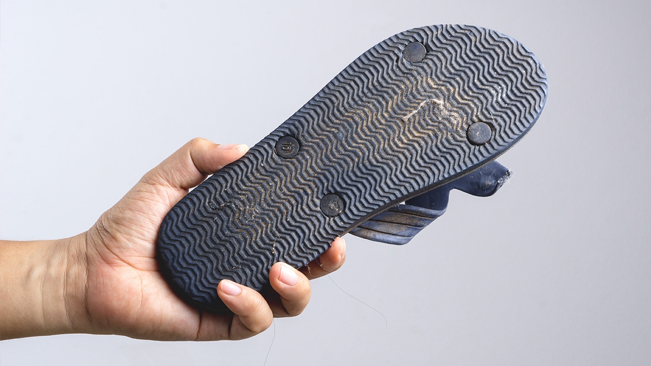 ลูกชายต่อยพ่อไม่ยั้ง หลังเห็นแม่ถูกทำร้าย เพราะเรื่องตัดรองเท้าแตะทำฟืน