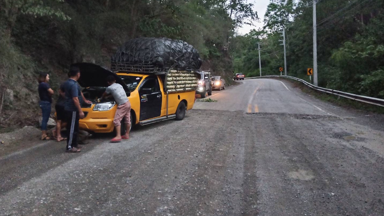 ชาวบ้านโวย ผู้รับเหมาทำถนนสายฮอด – แม่สะเรียง ไม่เตือน รถตกข้างทางบ่อย 