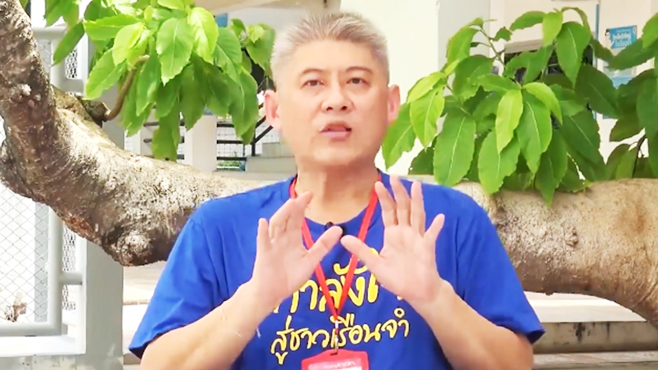 เผยภาพ สรยุทธ ในเรือนจำ ผมขาวทั้งหัว ทำปาท่องโก๋ฝึกวิชาชีพ (คลิป)