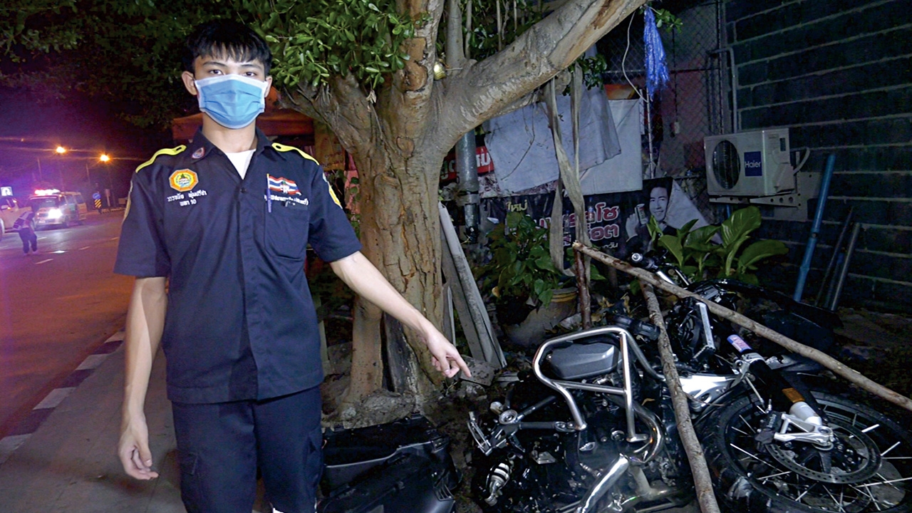 หนุ่มขี่บิ๊กไบค์หลุดโค้ง ชนเหล็กเกาะกลางถนนที่ระยอง รถกระจุยขาขาดสาหัส