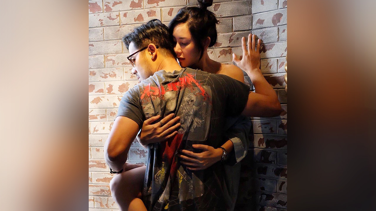 เชน ณัฐวัฒน์ เผยภาพแซ่บคู่ แพร พรรัมภา ขาพาดเอว พิงกำแพง ดูเร่าร้อนมาก