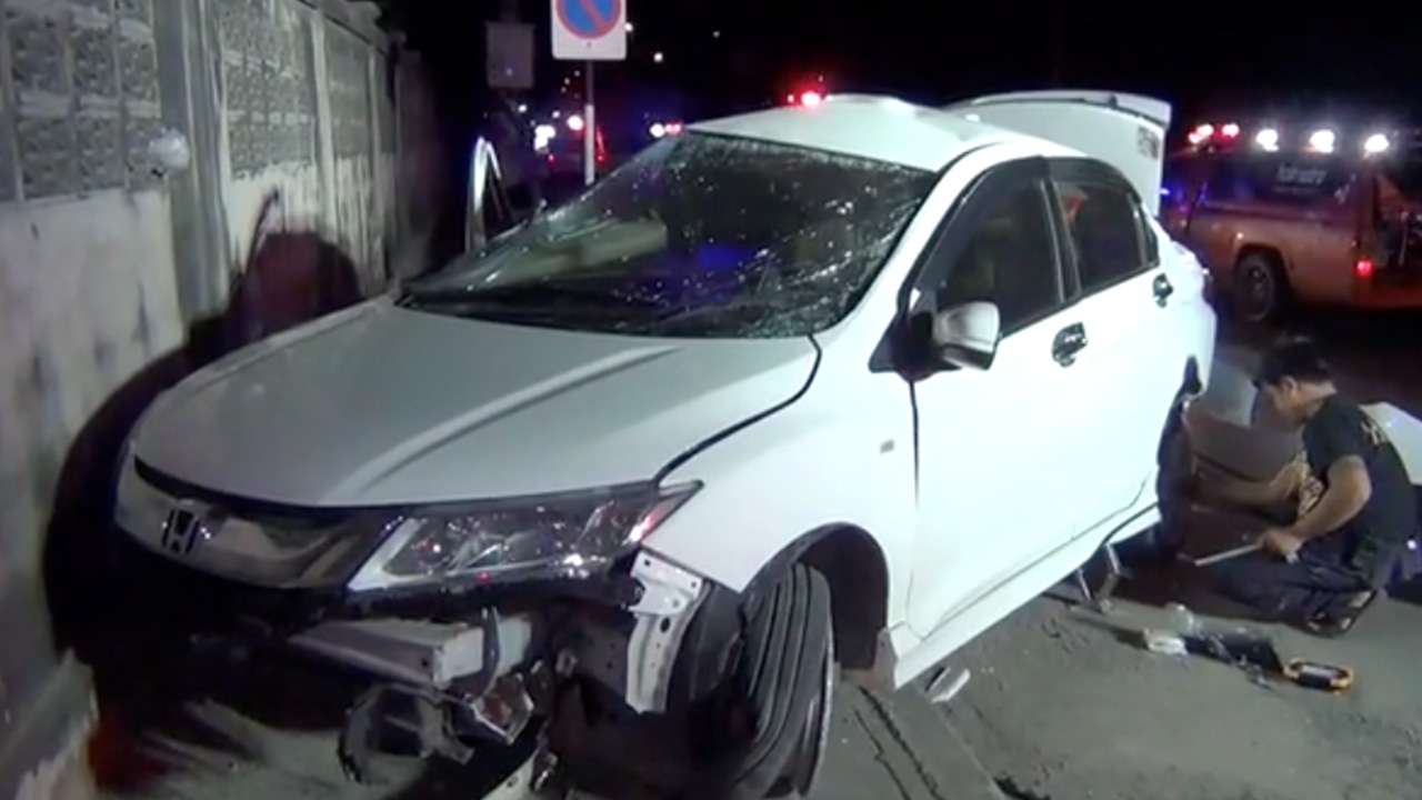 เก๋งซิ่งฝ่าไฟแดง ชนพ่วงกลางแยกสนั่น พุ่งอัดกำแพง เจ็บ 3 สาหัสคาซาก 1 