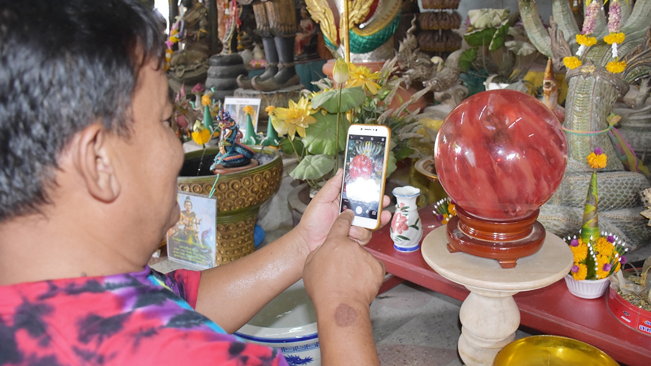นักเสี่ยงโชคคึกคัก บุกขอโชค "พ่อปู่ศรีสุทโธ" วัดสว่างฯ ดีใจได้เลขเด็ด