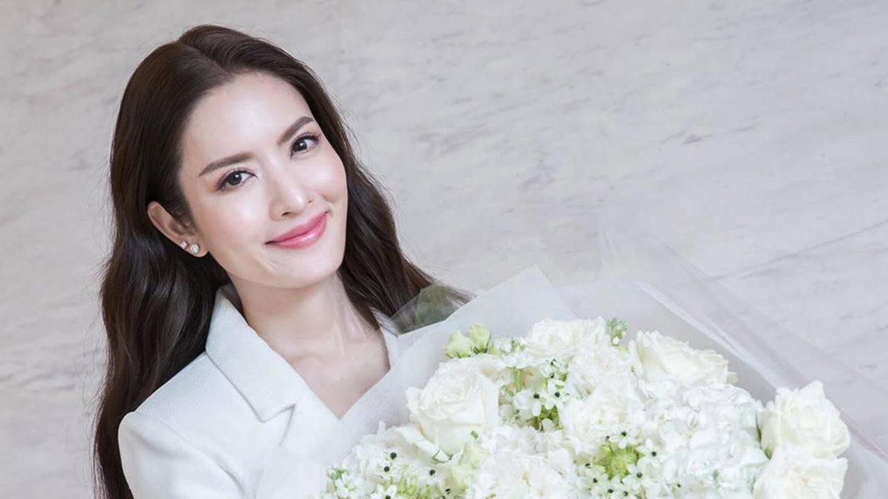 แอฟ ทักษอร โพสต์ภาพคู่ดอกไม้ ติด #Beginagain ชาวเน็ตถามหนุ่มคนไหนให้แม่