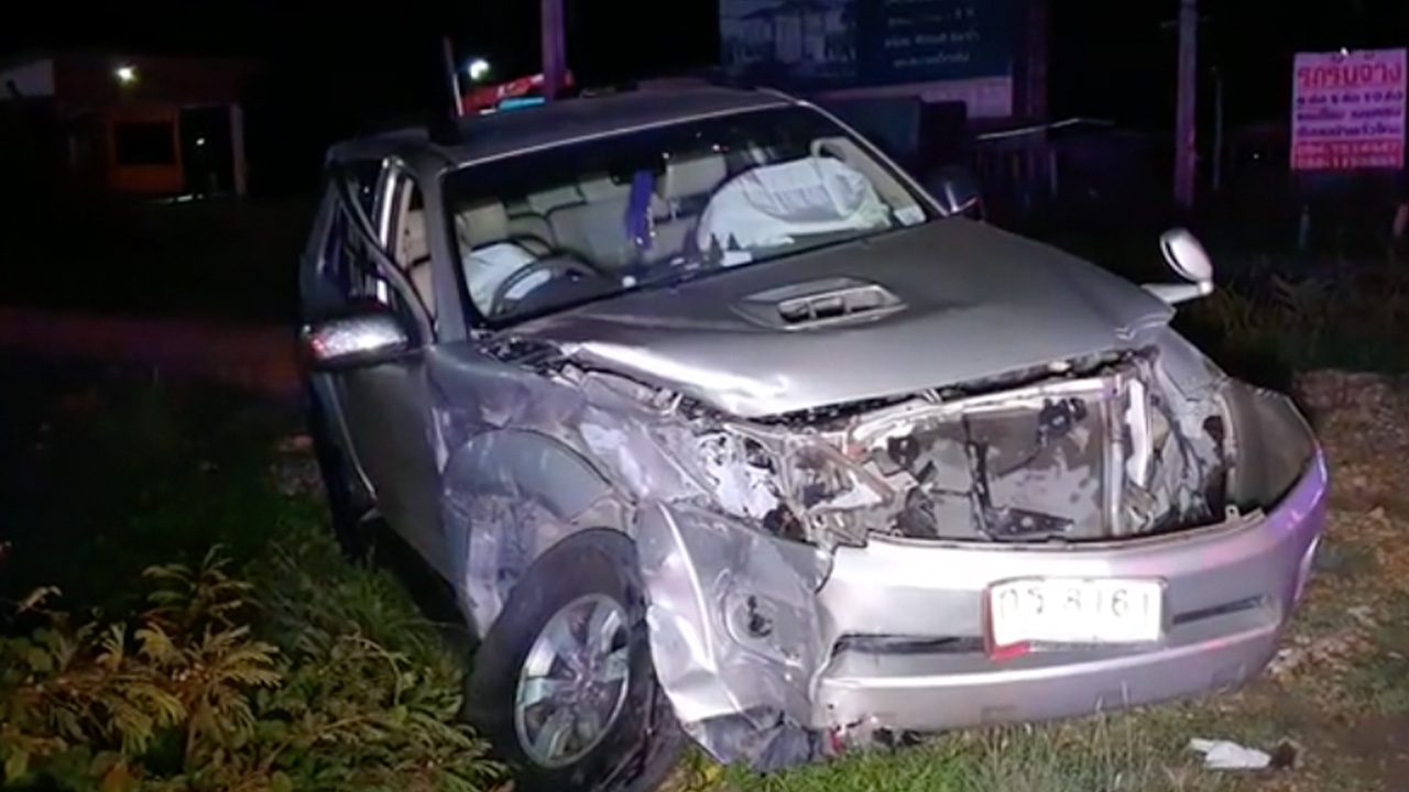 หนุ่มวัย 30 ขับกระบะชนฟอร์จูนเนอร์ยับเจ็บทั้งคู่ บนถนนเชียงใหม่-แม่ออน