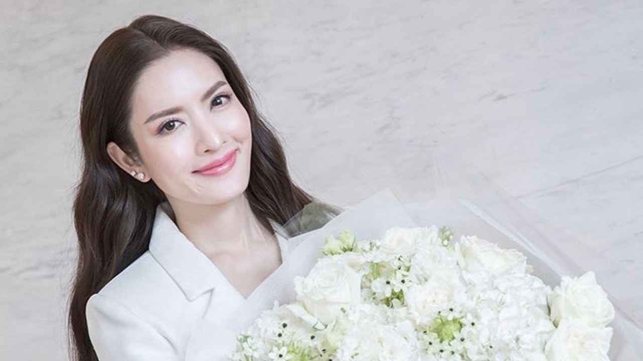 หรือจะมีรักใหม่ แอฟ ทักษอร ลงภาพดอกไม้ช่อยักษ์ พร้อมแคปชั่น Beginagain