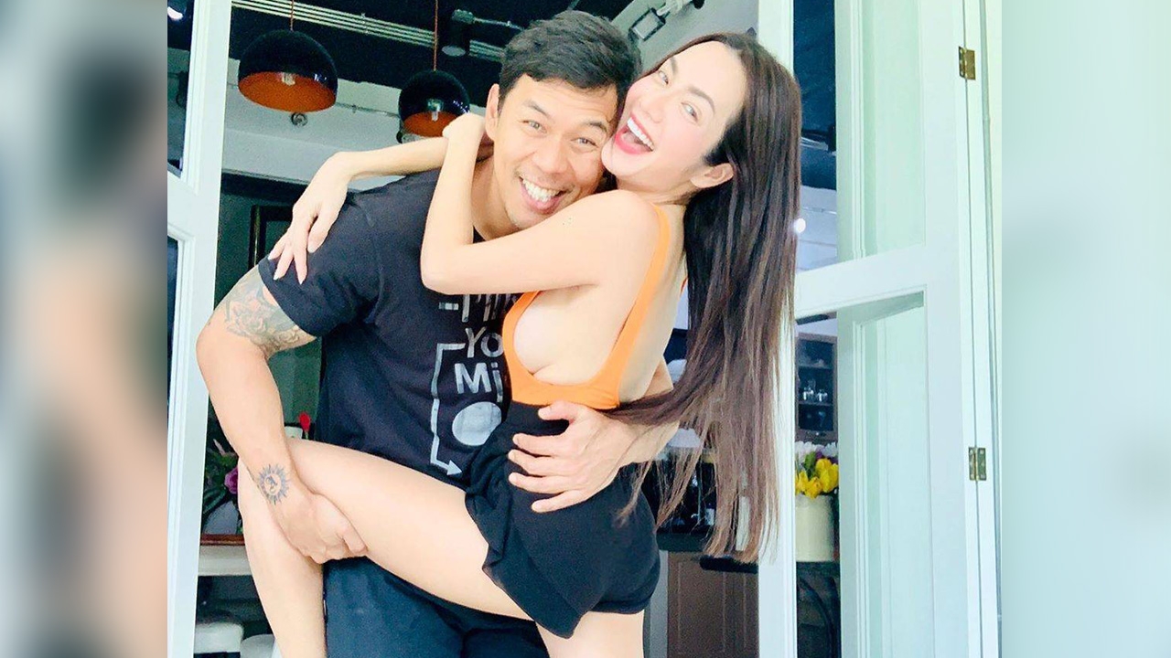 อ๋อม สกาวใจ โพสต์ภาพแซ่บกอดสามี แต่งานนี้ชุดแม่แย่งซีนเต็มๆ