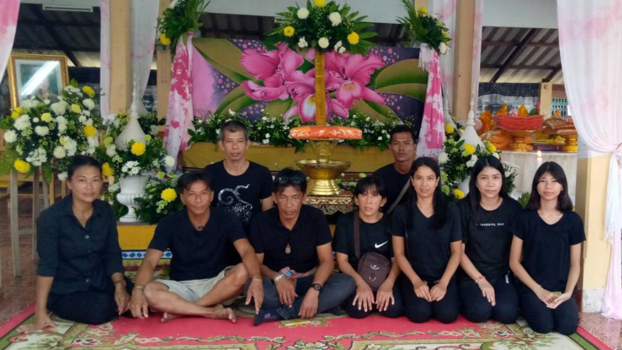 หนุ่มตรังนำผ้าบาติกโทนชมพู แต่งงานศพแม่วัย 88 สื่อถึงรักไม่อยากให้ทุกข์