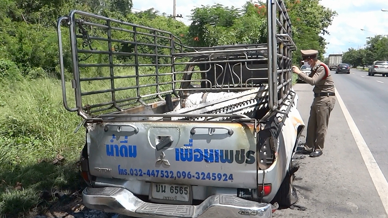 หวิดย่างสด ไฟไหม้รถส่งน้ำดื่มวอดทั้งคัน คนขับรอดตาย คันหลังบีบแตรเตือน