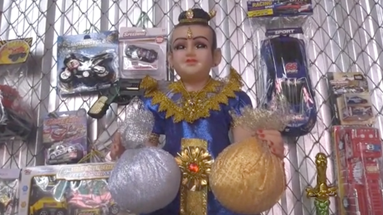 ชาวบ้านมาขอ "เลขเด็ด" กุมารไอ้จุก หลังให้โชคมาแล้ว 4 งวดติด