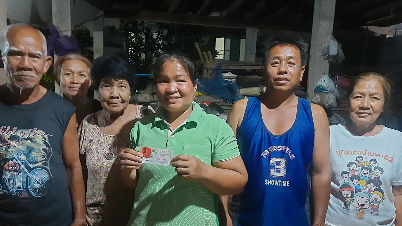 สาว อสม.ถูกหวยรวย 6 ล้าน เชื่อบารมีพ่อแม่ เผยงวดที่แล้วก็ถูก เลขแม่บอก