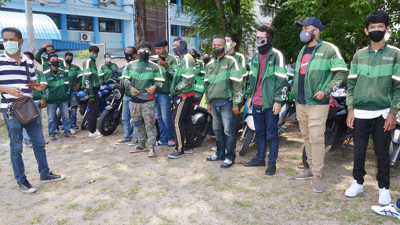 แกร็บฟู้ดเมืองคอนรวมตัวกันประท้วง ขู่งดรับงานปมค่าเบี้ยขยัน จ่ายไม่เป็นธรรม