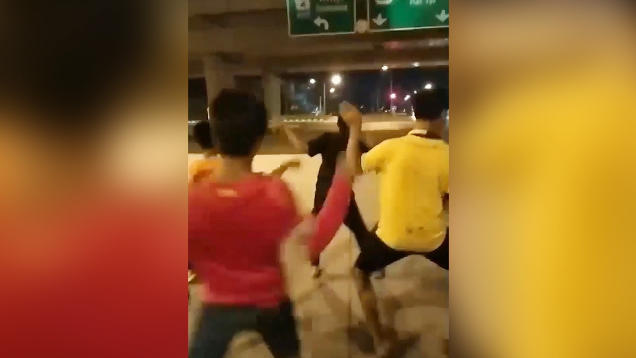 พ่อแม่พาเยาวชนชาย 5 หญิง 1 มอบตัว ตร.หลังเต้นเย้ยเคอร์ฟิวกลางสี่แยก (คลิป)