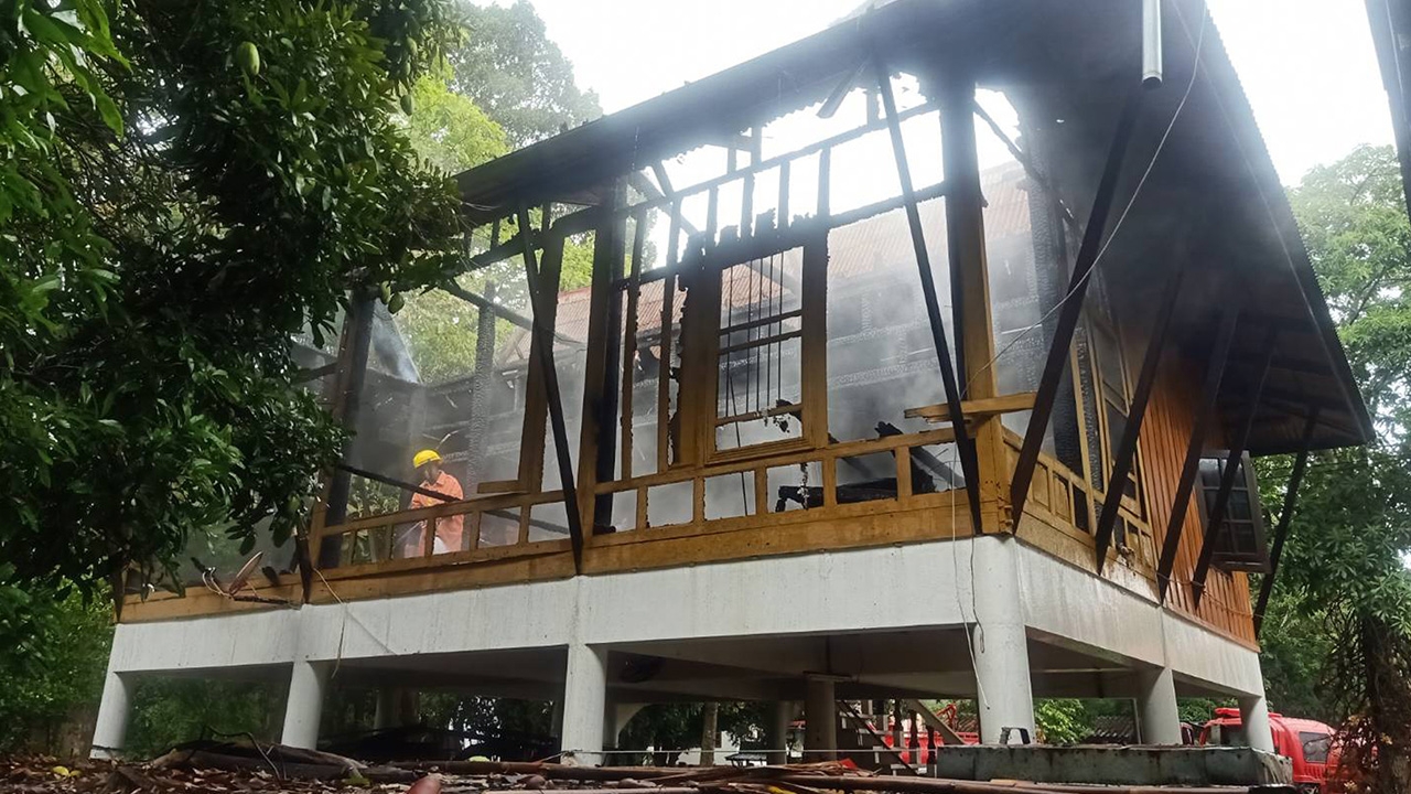 ไฟไหม้กุฏิไม้สักโบราณวัดที่ปราจีน โชคดีพระไม่อยู่ ไปบิณฑบาต-ฉันเช้า
