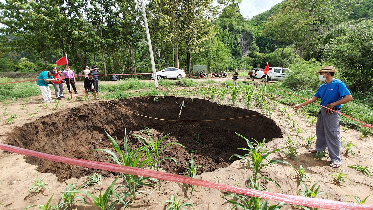 ชาวบ้านผวาเกิดหลุมยุบขนาดใหญ่ ไร่ข้าวโพดเมืองสองแคว ต้องปักธงแดงเตือน