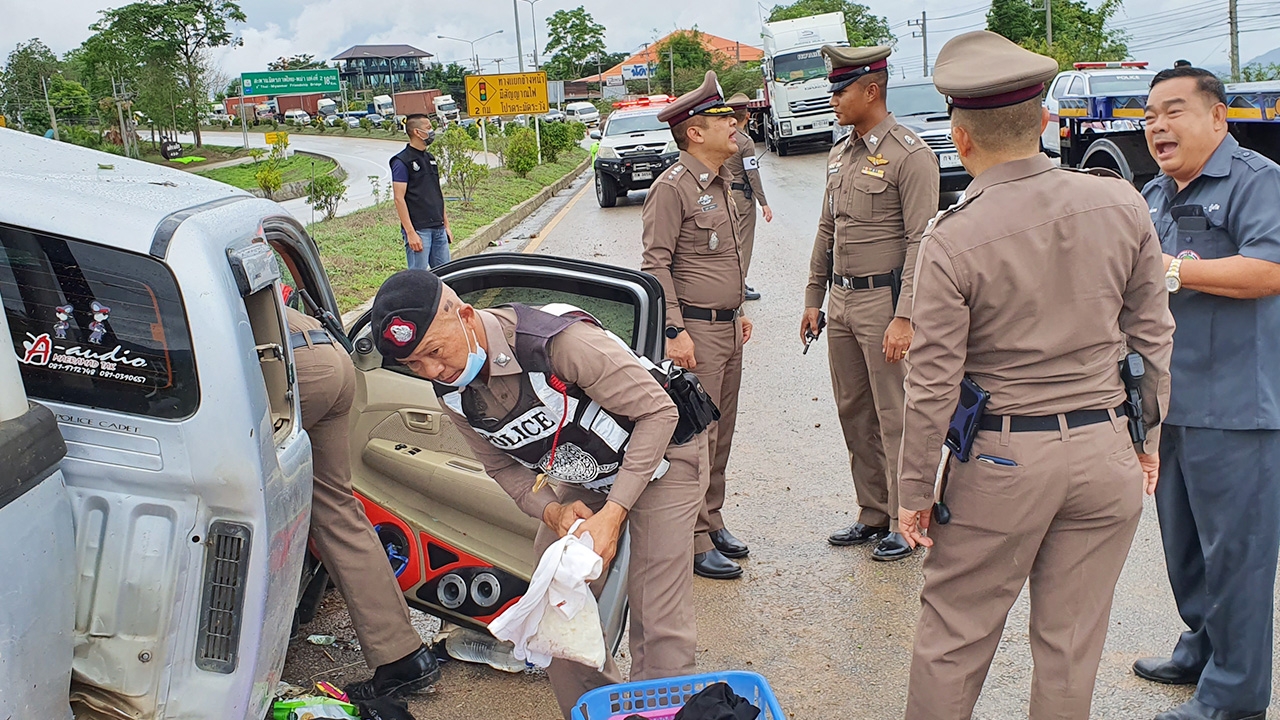 ได้ใจไปเลย ผบช.ภาค 6 สั่งหยุดขบวน จอดช่วยดาบตำรวจวูบแหกโค้ง สาหัส