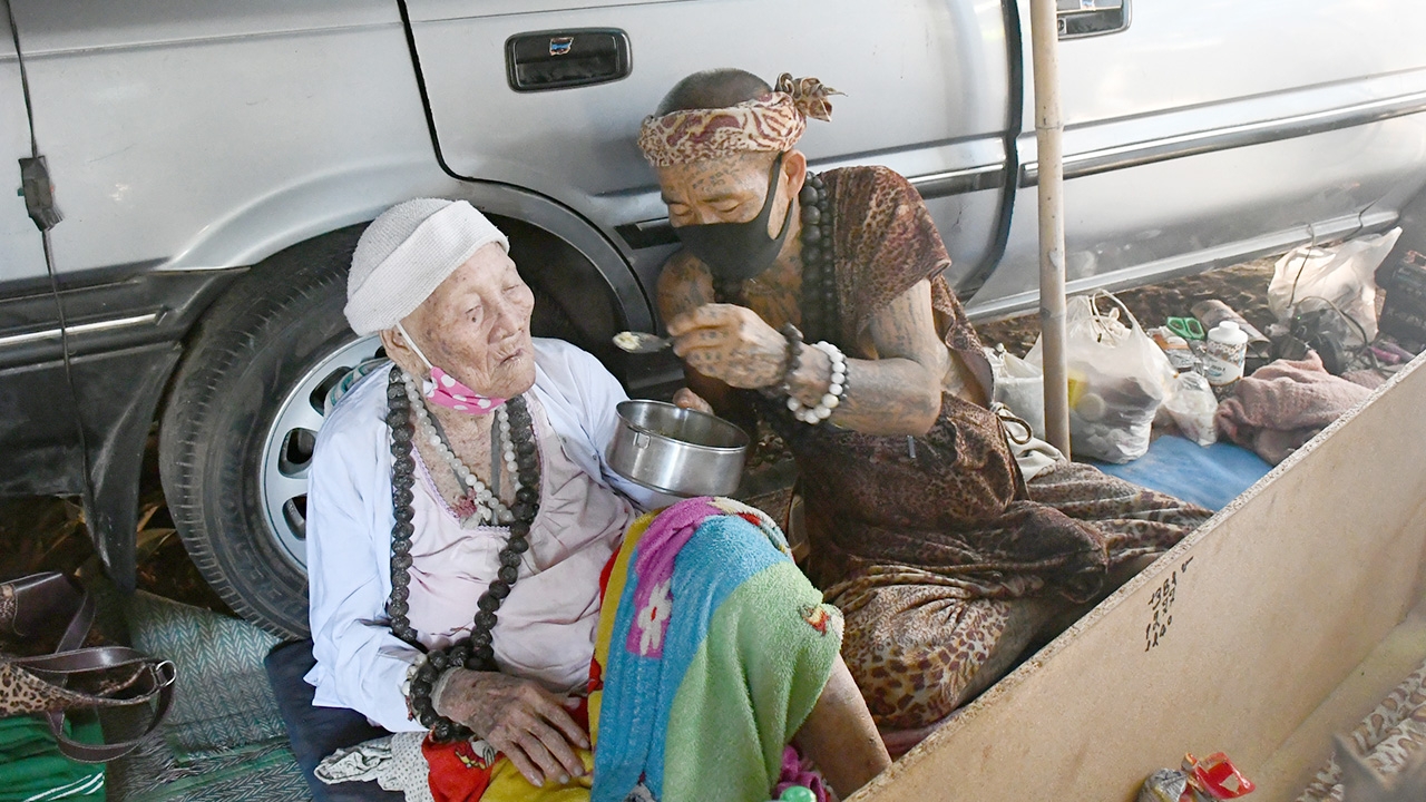 ลูกเป็นฤาษี เลี้ยงดูแม่วัย 92 พานอนโลง ถือศีล ปฏิบัติธรรม ให้ปลงชีวิต