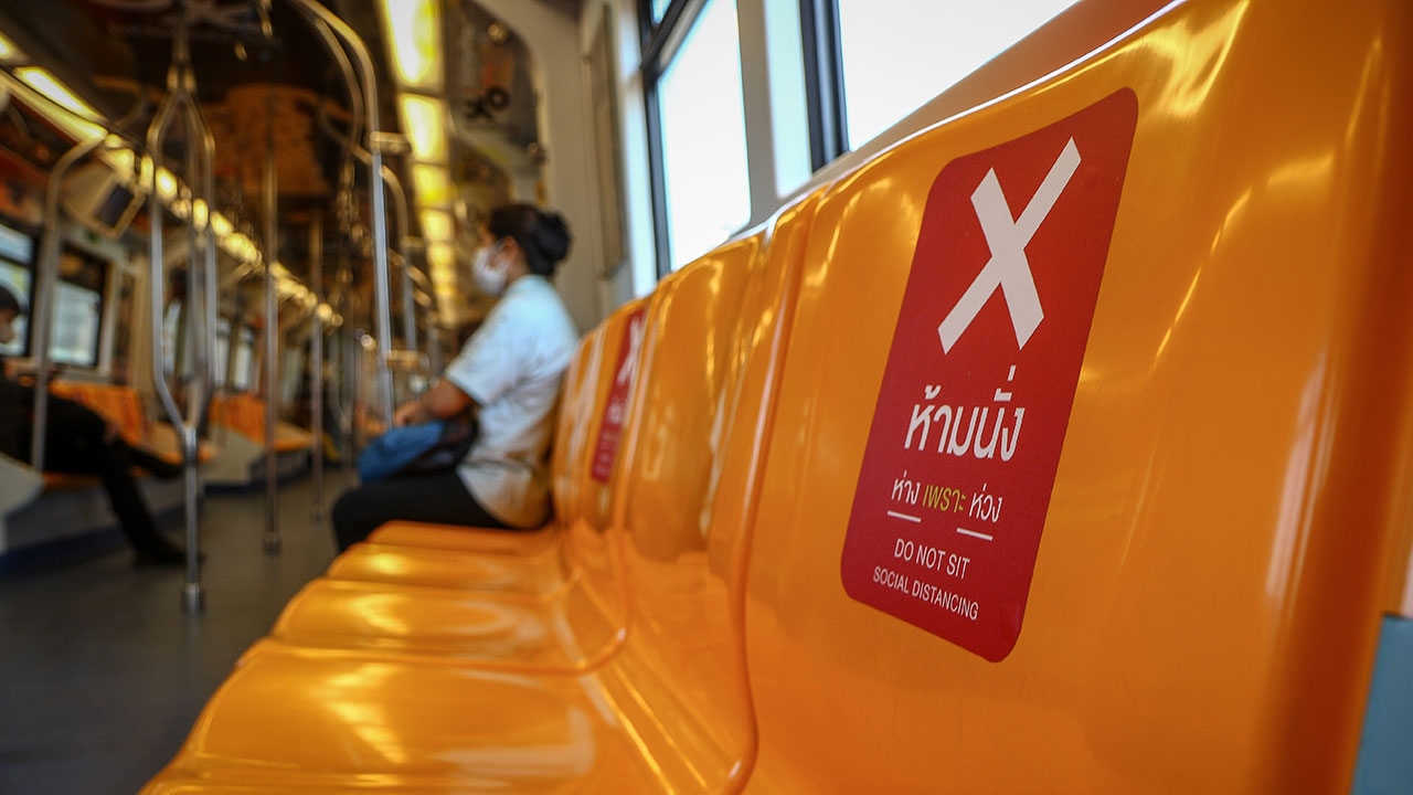 คลายรถไฟฟ้า 1 ก.ค.นั่งชิดได้ หากมาด้วยกันเป็นครอบครัว-คู่รัก