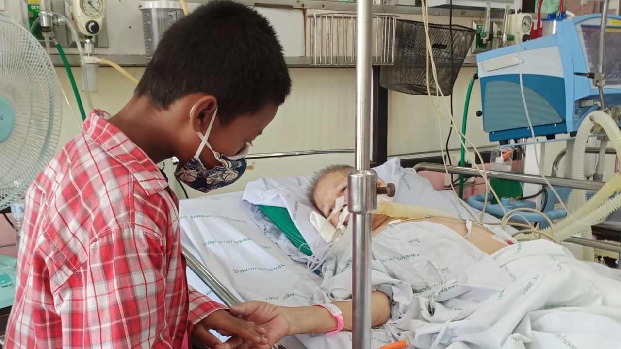 พบ 3 พี่น้องดูแลปู่ตาบอด ย่าป่วยมะเร็ง รับจ้างรีดนมแพะ ล้างโลงเย็น