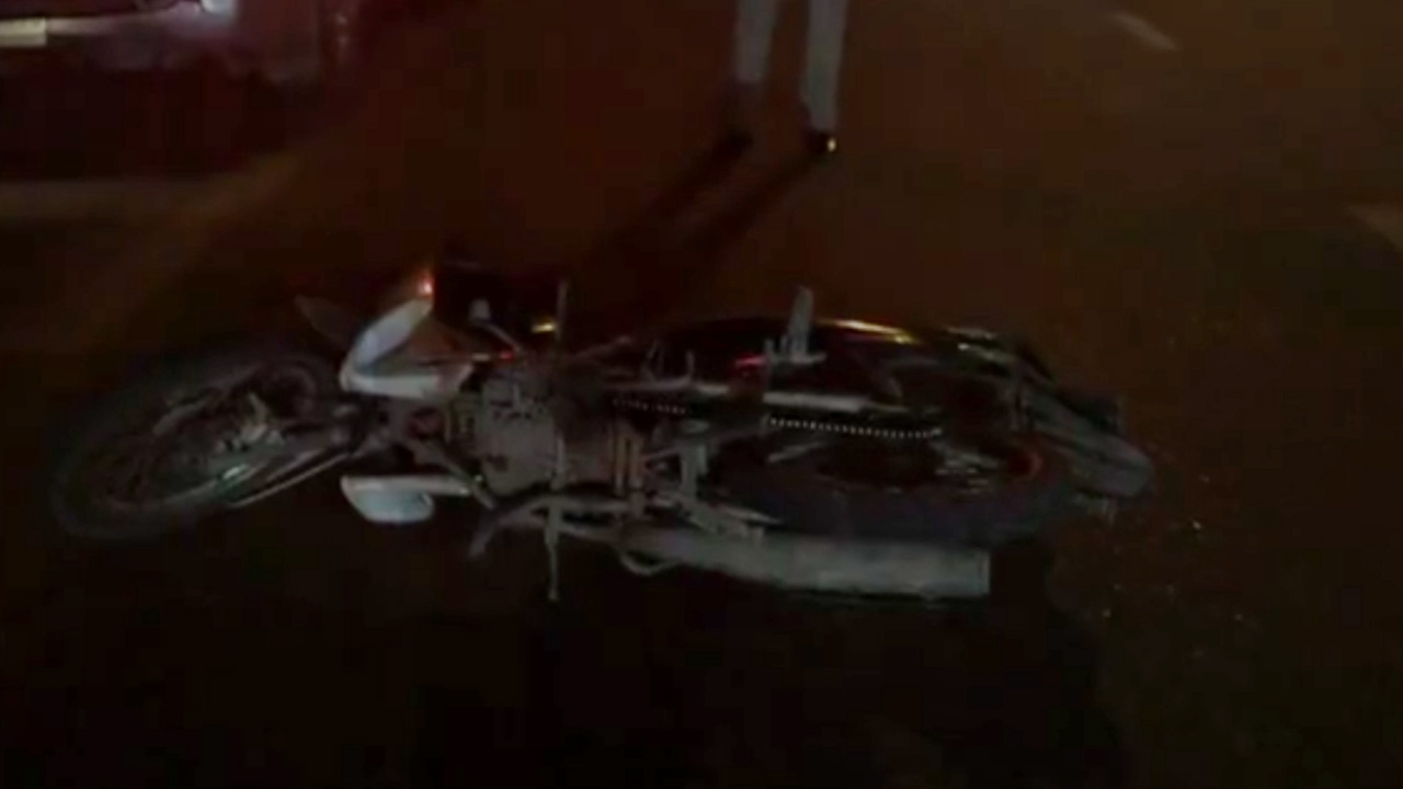 สลด หนุ่มขับ จยย.ถูกพ่วง 22 ล้อ เหยียบหัวแบะ ลากไกล 40 ม. ดับสยอง