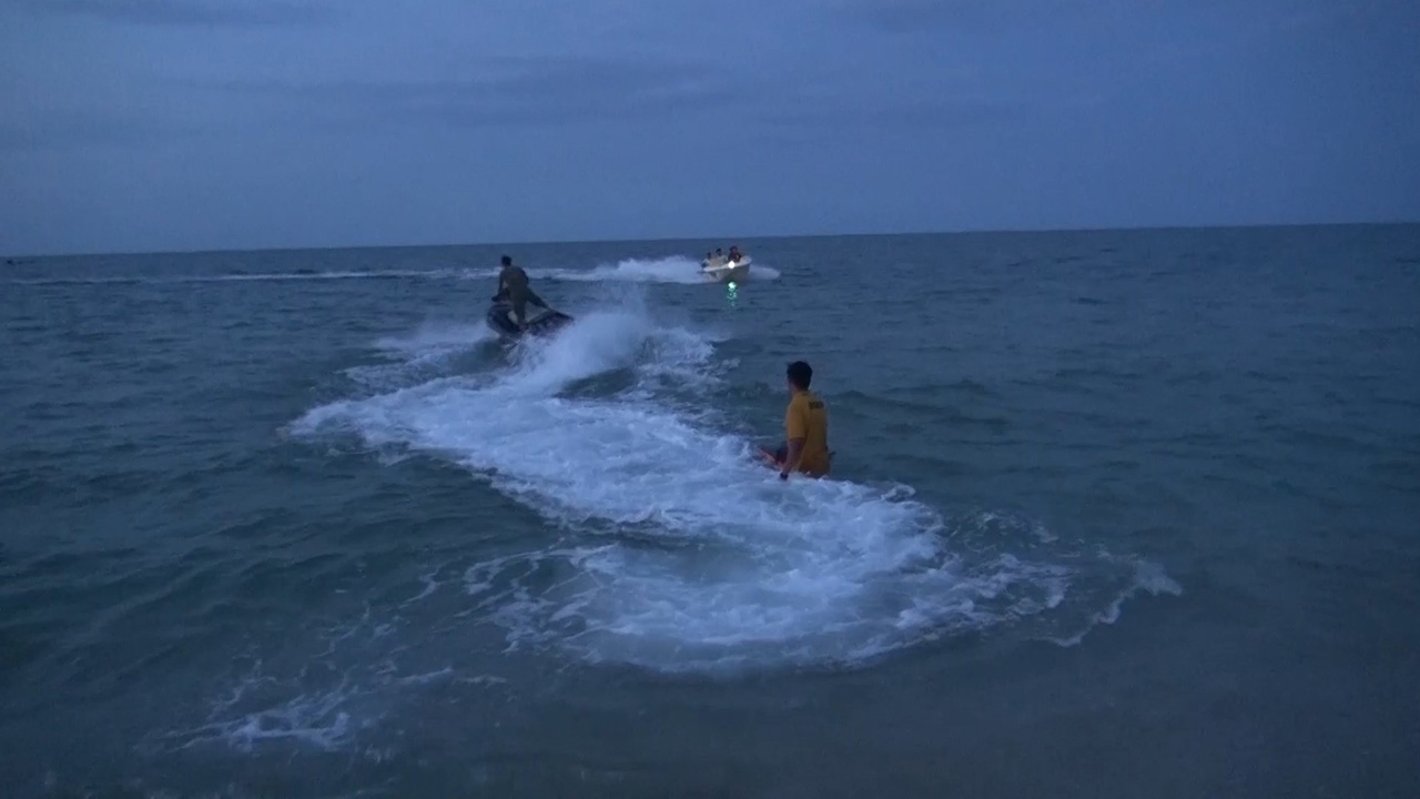 ตา 71 นำเรือหาปลา ฝ่าคลื่นลมแรง ถูกซัดคว่ำ กลืนหายกลางทะเลสงขลา