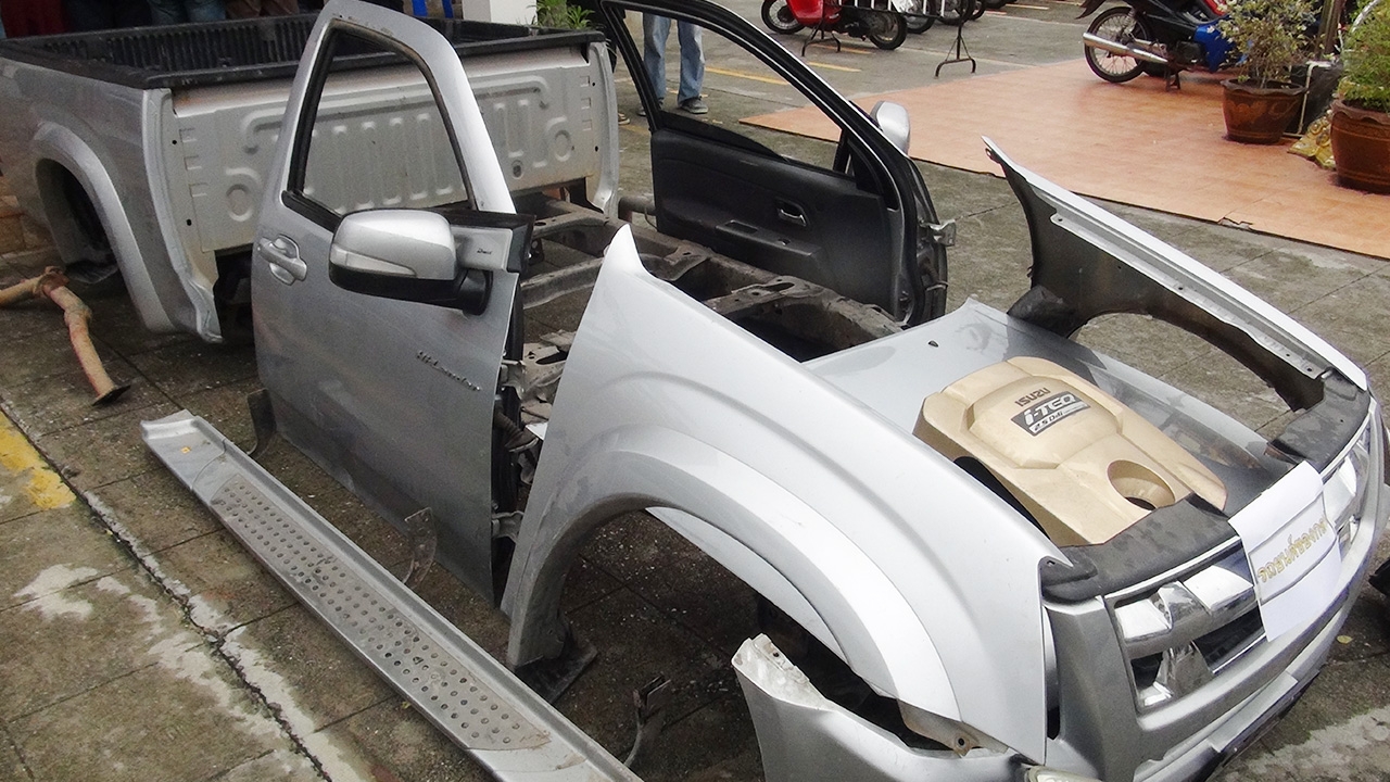 ตร.บ้านบึงบุกรวบแก๊งลักกระบะ ชำแหละส่งขายชายแดน เผยประวัติทำมาโชกโชน