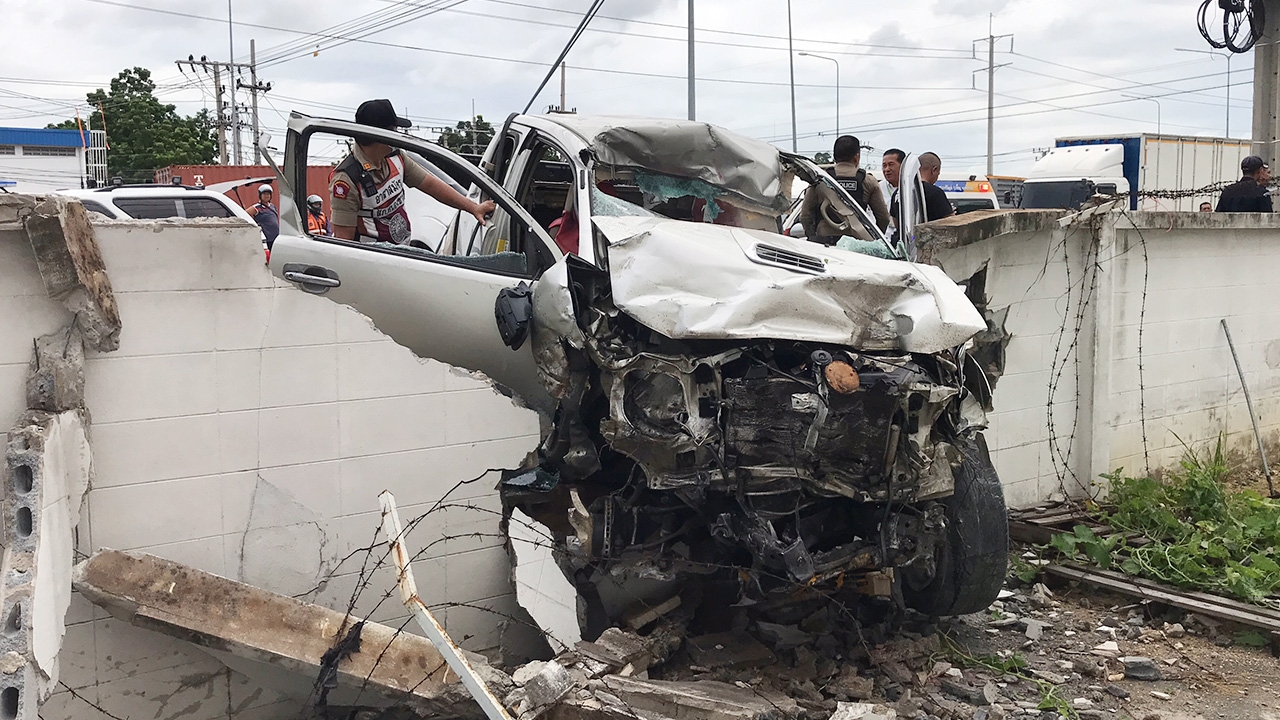 ดูดไอซ์เจอ ตร. ซิ่งแหกด่าน ยางแตกชนแหลก บาดเจ็บ 5 ตัวเองสาหัส