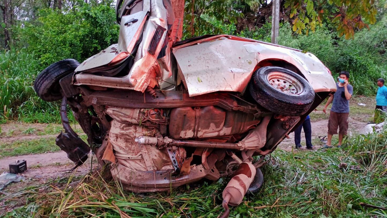 2 หนุ่มซิ่งกระบะฝ่าฝน เสียหลักตีลังกา ฟาดต้นไม้ข้างทาง ดับคู่คาซากรถ