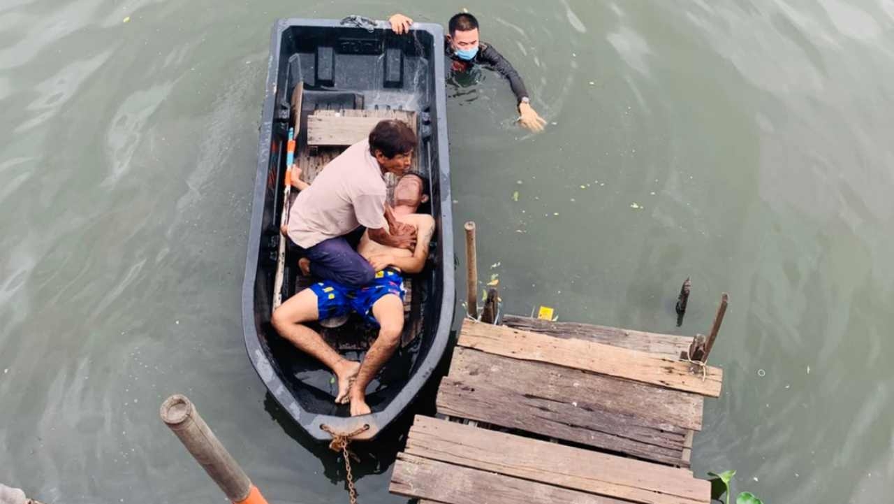 ตร.โดดช่วย ตี๋ ประตูดำ ค้ายาบ้าหนีจมคลองรังสิต ปั๊มหัวใจไม่ฟื้น