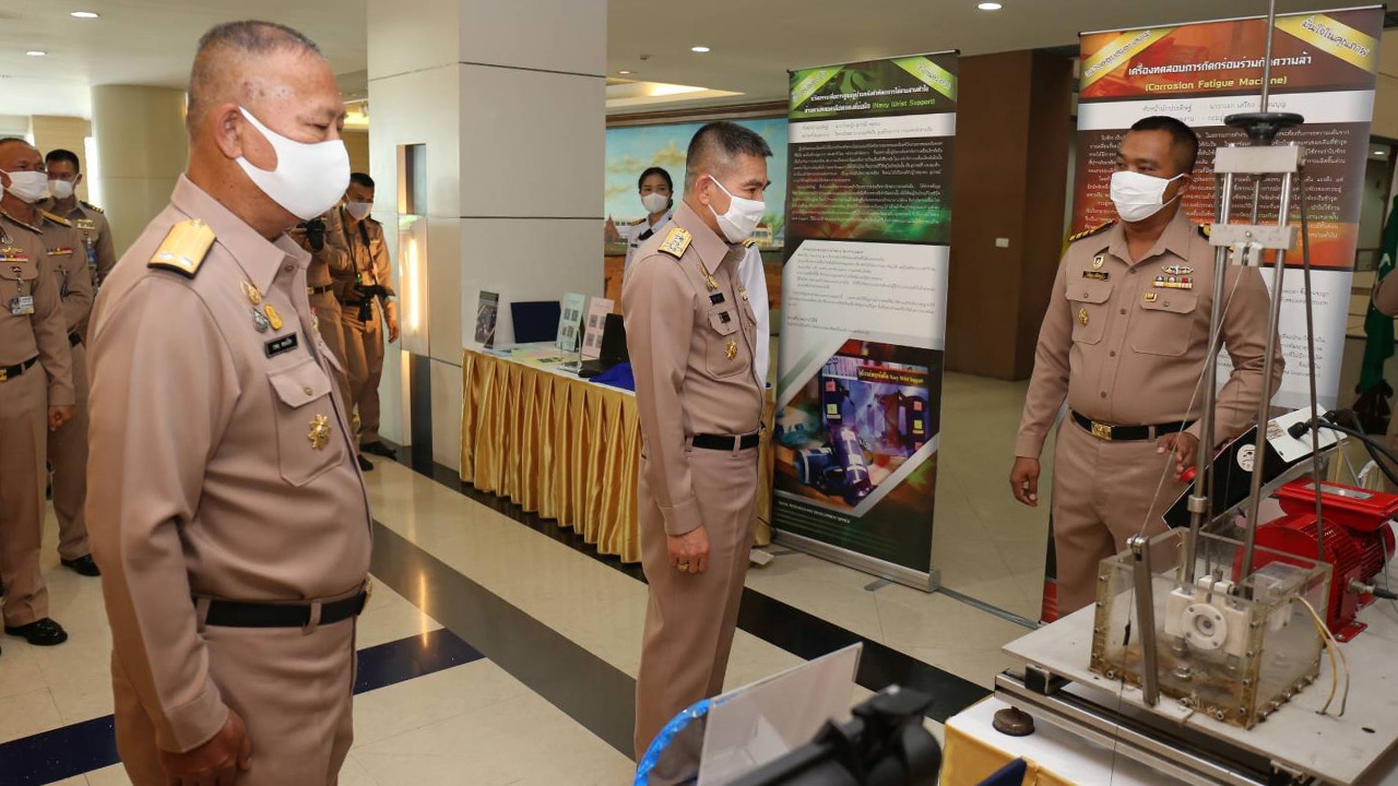 "บิ๊กลือ" ยกย่องนักวิจัยทหารเรือ 11 ผลงาน ช่วยกองทัพพึ่งพาตนเอง