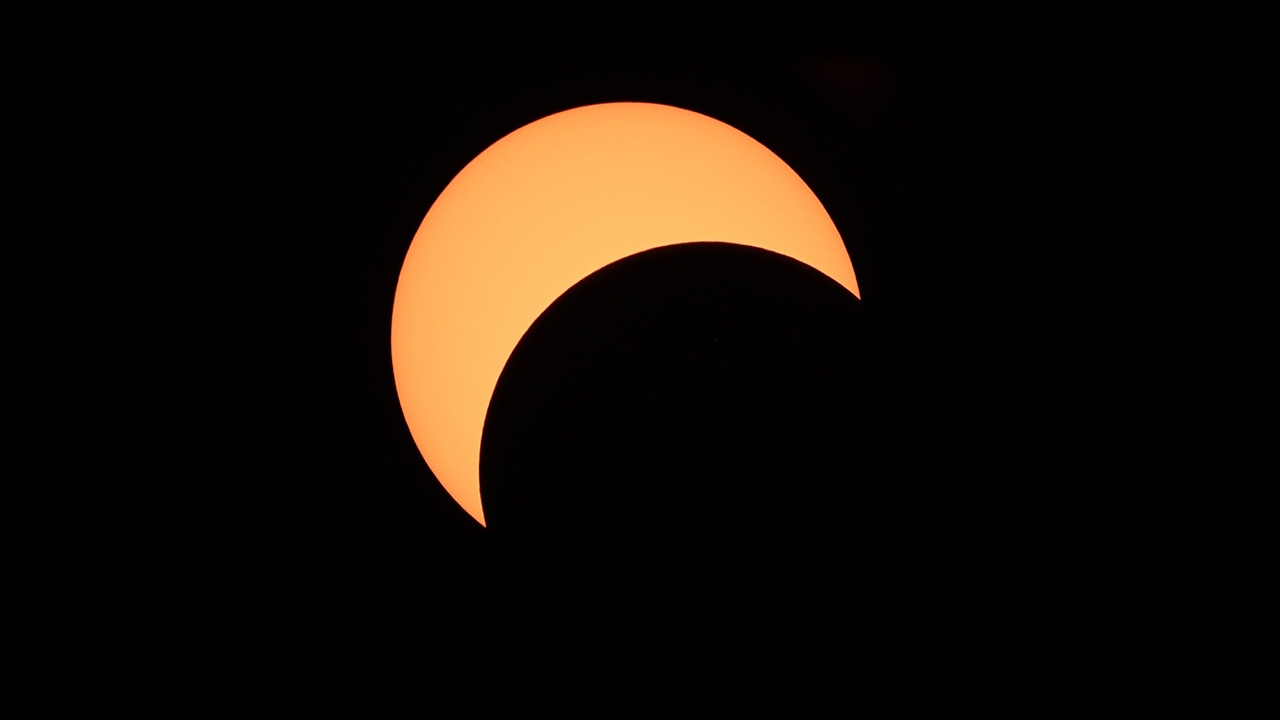 ชมสด สุริยุปราคาบางส่วน ลุ้นบังมากสุด 14.49 น. หากพลาดต้องรออีก 7 ปี (คลิป)