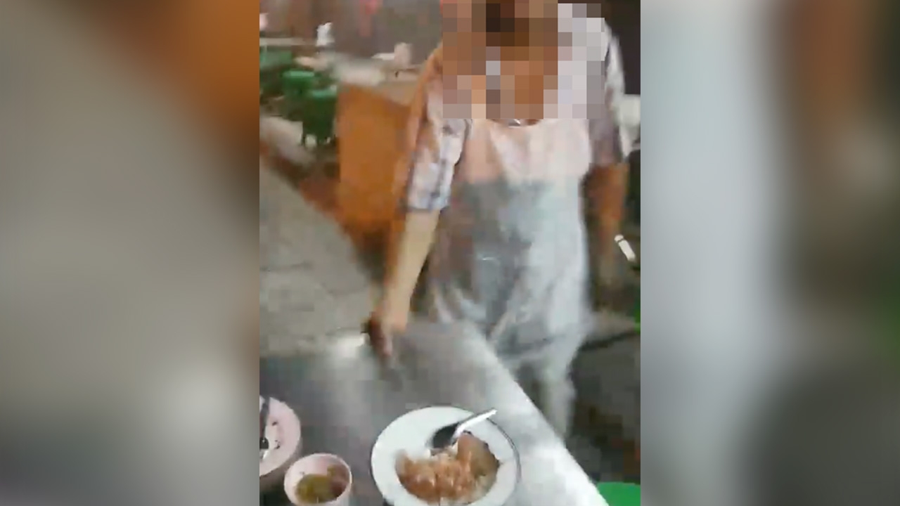 แค่ถามทำไมเค็ม เจ้าของร้านกุ้งอบวุ้นเส้นดัง เดือดล้มโต๊ะไล่ลูกค้า 