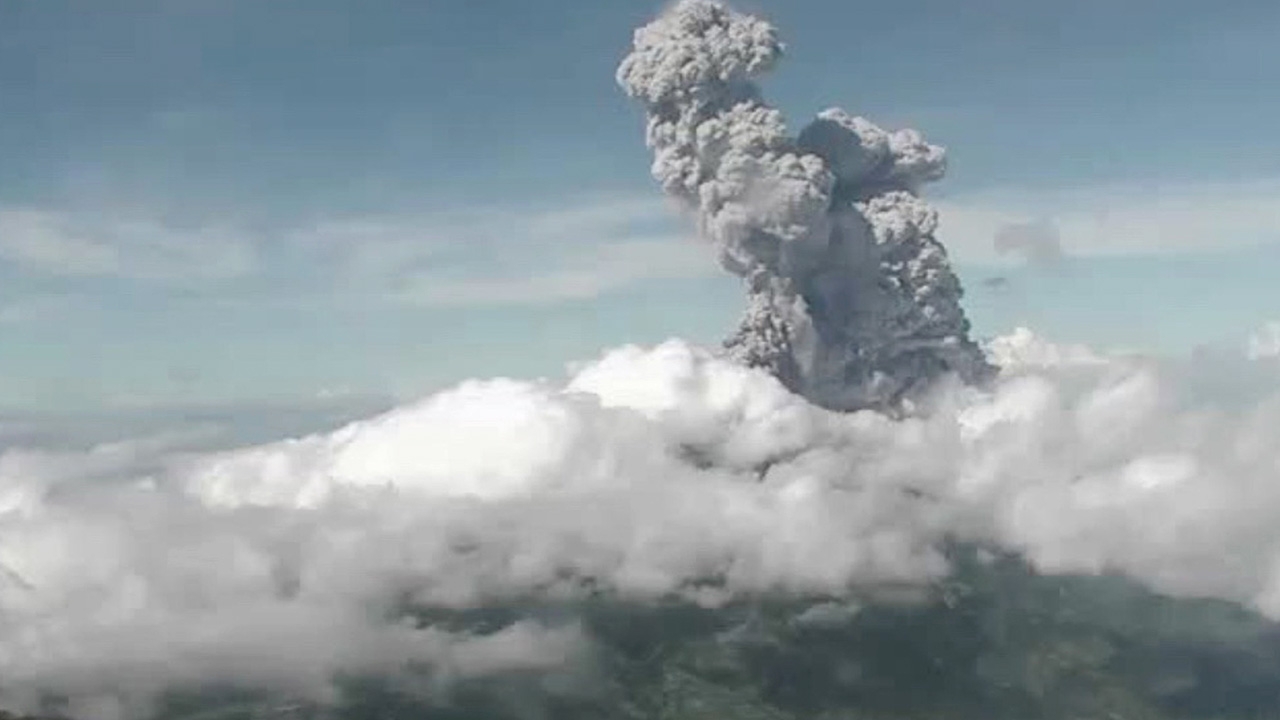 อินโดฯ ระทึก ภูเขาไฟ ‘เมอราปี’ ปะทุ 2 ครั้ง พ่นเถ้าถ่านขึ้นฟ้าสูง 6 กม.