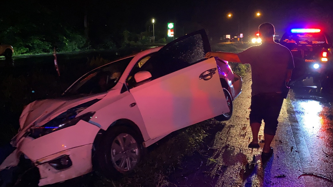 ทหารพาครอบครัวไปทานข้าวแล้ว รถเก๋งเสียหลักชนต้นไม้ริมถนนที่พัทลุงเจ็บ 3