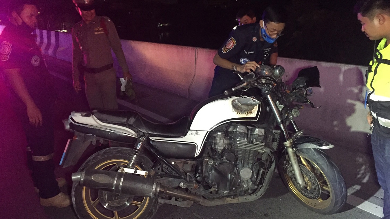 หนุ่มไบเกอร์ควบซุปเปอร์โฟร์ อัดท้ายสิบล้อตายคาที่ เชิงทางลงสะพานสาทร
