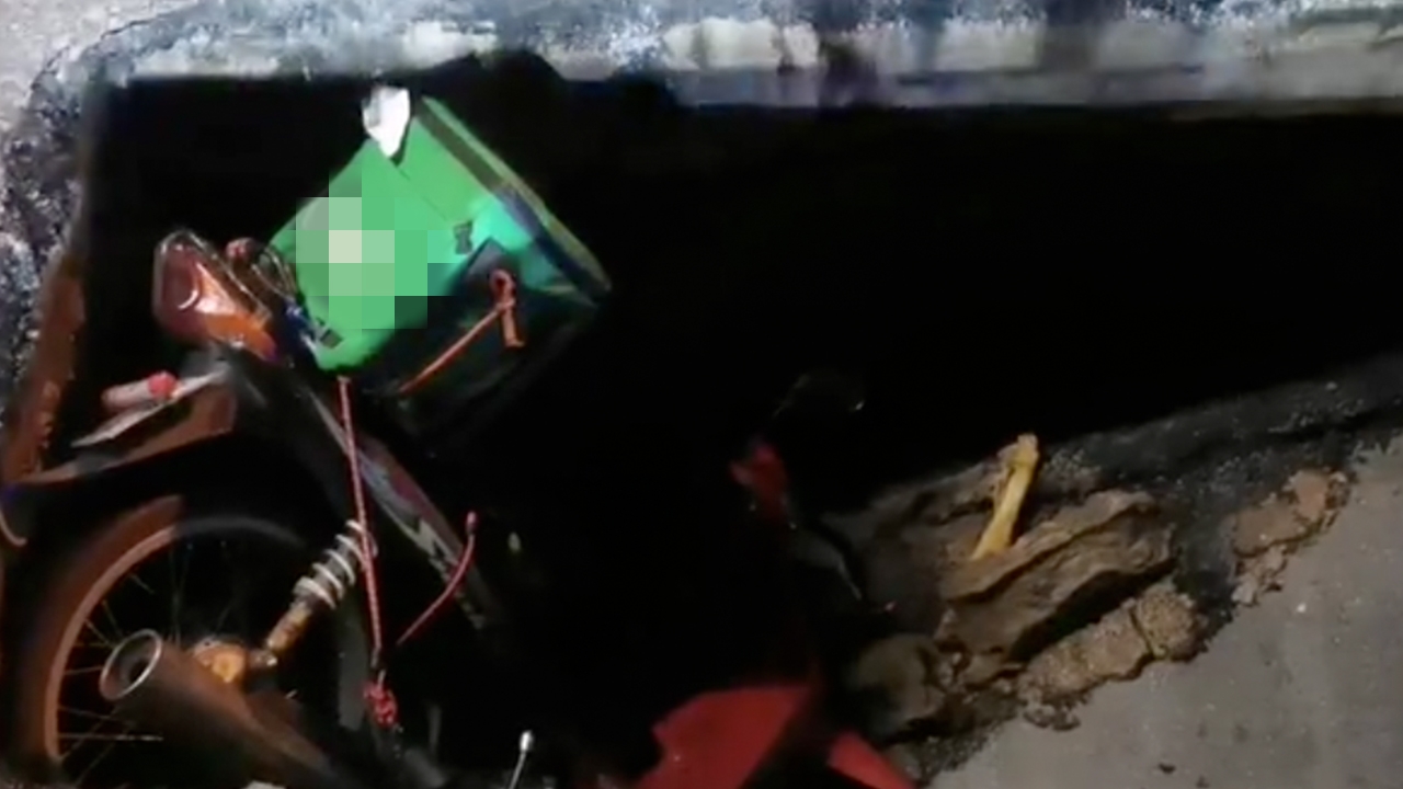 แผ่นคอนกรีตปิดท่อ ทรุดตัวกลางถนน จยย.ดวงซวย ดิ่งลึก 4 ม. เจ็บปากแตก 