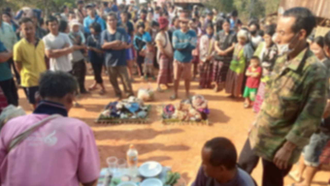 ชาวปกาเกอะญอ รวมตัวทำพิธีขับไล่ "โควิด-19" หลังพบผู้ป่วยในหมู่บ้าน