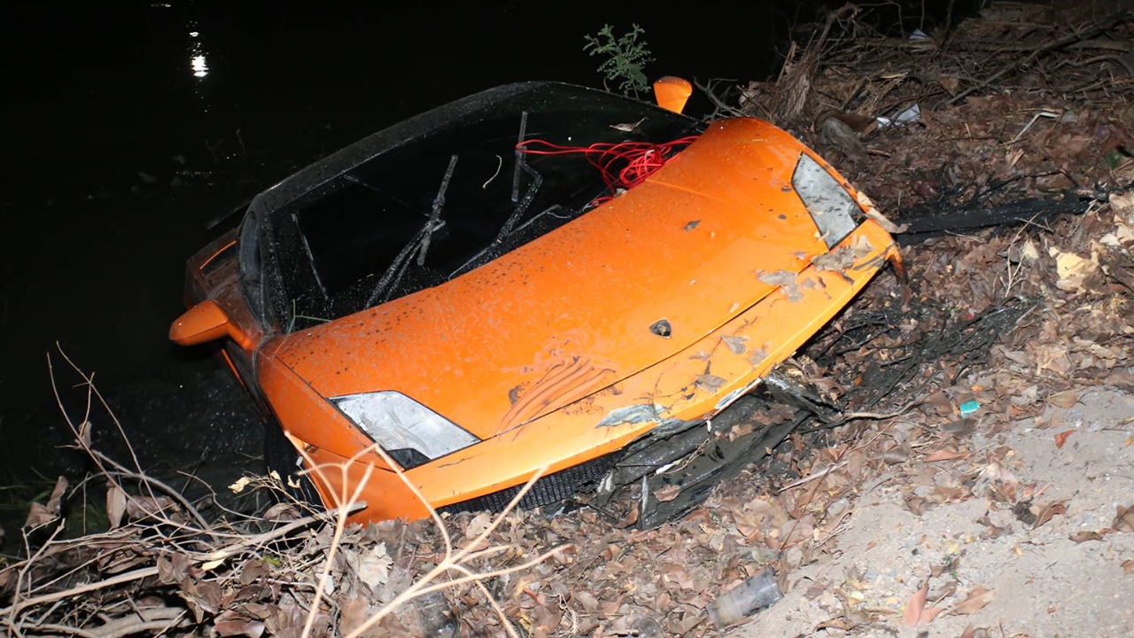 กู้ซากรถหรู "ลัมโบร์กินี" ตกคลองหลังวัดมูลจินดาราม โชคดีไร้คนเจ็บ